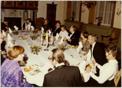 Afscheidsdiner_voor_wethouder_L.D._van_den_Berg_(CDA)_op_het_stadhuis,_NL-HlmNHA_54014092_01