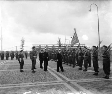 Afscheid_Admiraal_Helfrich_Mariniers_Rotterdam,_Bestanddeelnr_903-0298