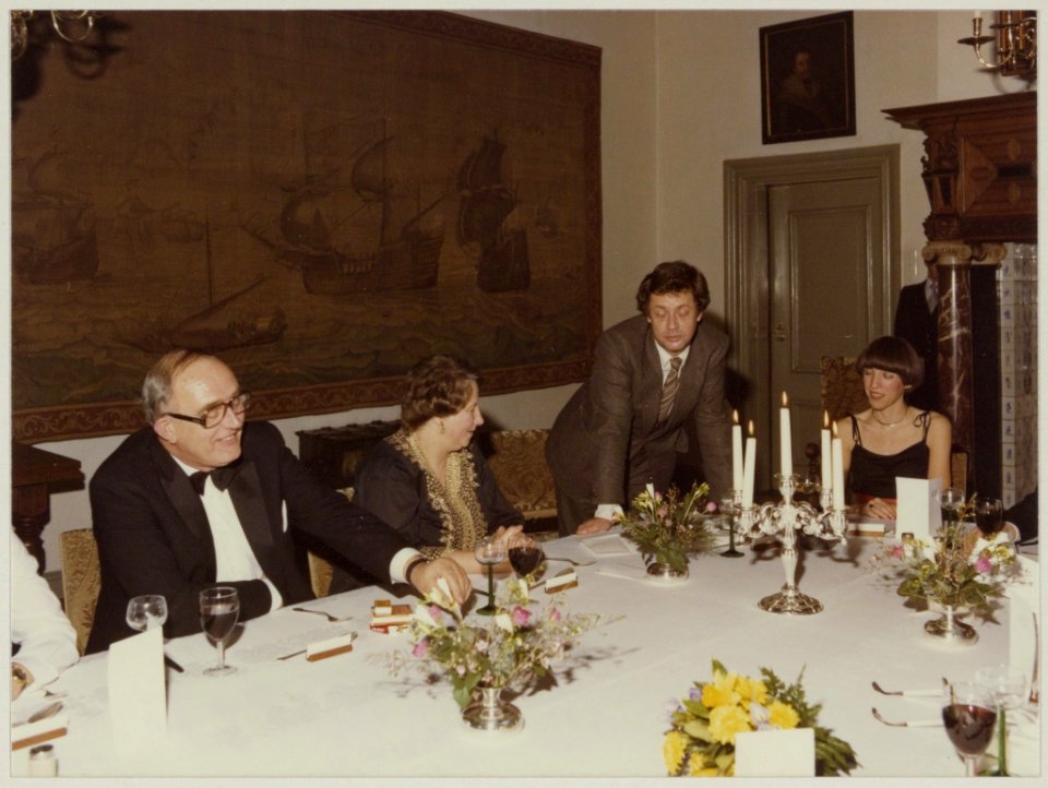 Afscheidsdiner_voor_wethouder_L.D._van_den_Berg_(CDA)_1ste_van_links_en_staand_W._Mensink,_NL-HlmNHA_54014089_02