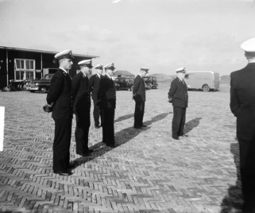 Afscheid_Admiraal_Helfrich_op_vliegveld_Valkenburg._Aangetreden_met_officieren,_Bestanddeelnr_903-0341