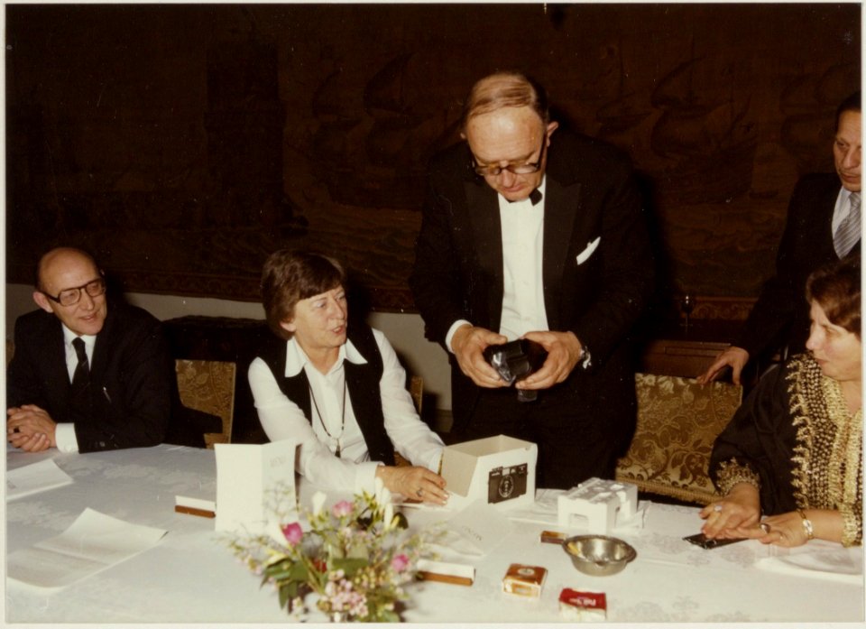 Afscheidsdiner_voor_wethouder_L.D._van_den_Berg_(CDA)_V.l.n.r._T._van_de_Water,_Mevr._Reehorst_en_L.D._van_den_Berg,_NL-HlmNHA_54014088_01