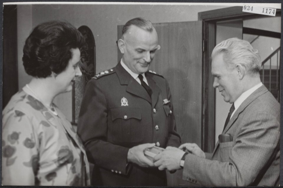 Afscheid,_politie,_geschenken,_Molen_Mw_VD,_Bestanddeelnr_034-1174