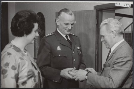 Afscheid,_politie,_geschenken,_Molen_Mw_VD,_Bestanddeelnr_034-1174