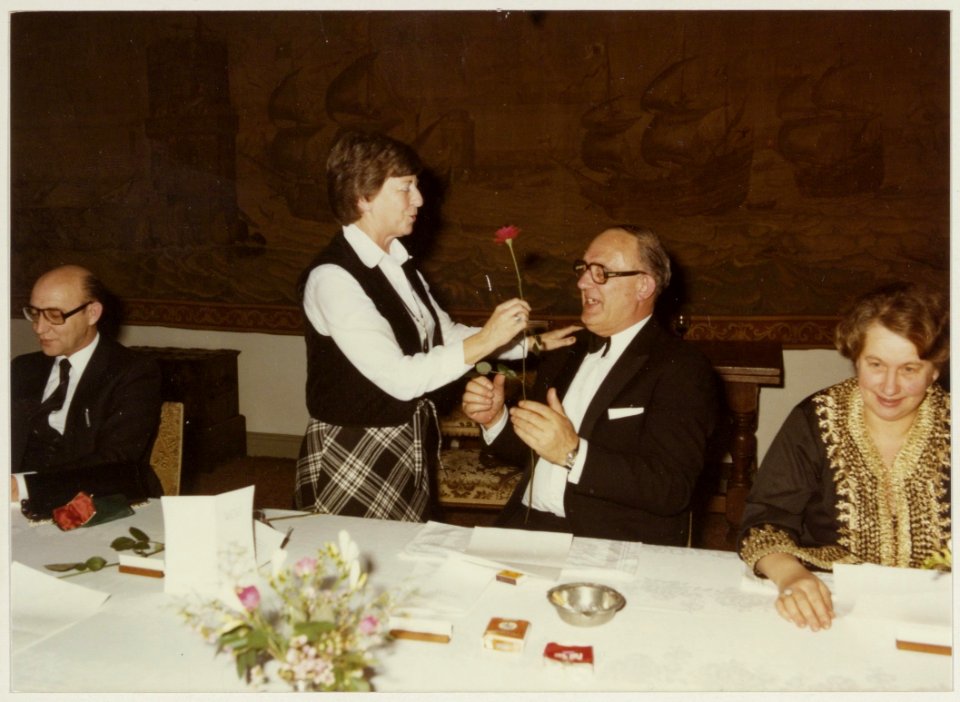 Afscheidsdiner_voor_wethouder_L.D._van_den_Berg._Mevr._Reehorst_(_P.v.d.A.)_overhandigt_hem_een_roos._NL-HlmNHA_54014086_01