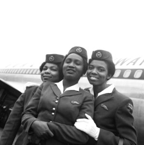 Afrikaanse_stewardessen_voor_het_eerst_op_Schiphol,_v.l.n.r._miss_O_Koro,_Fynch_,_Bestanddeelnr_914-4438