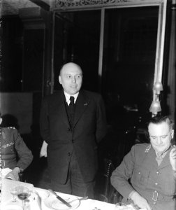 Afscheidsdiner_Militair_Gezag_voor_chef-staf_generaal_H.J._Kruls._Minister-presi,_Bestanddeelnr_901-2041