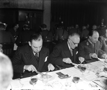 Afscheidsdiner_Militair_Gezag_voor_chef-staf_generaal_H.J._Kruls,_Bestanddeelnr_901-2039