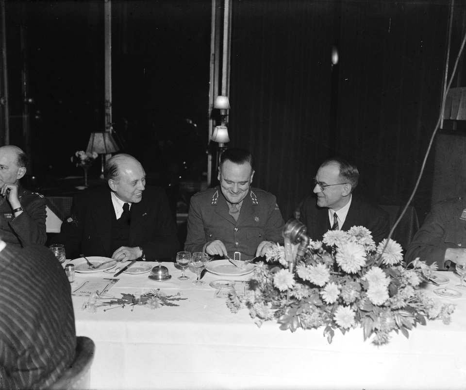 Afscheidsdiner_Militair_Gezag_voor_chef-staf_generaal_HJ_Kruls_Minister-presi,_Bestanddeelnr_901-2042