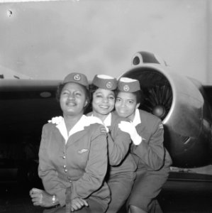 Afrikaanse_stewardessen_voor_het_eerst_op_Schiphol,_v.l.n.r._miss_Fynch_,_O_Koro,_Bestanddeelnr_914-4436