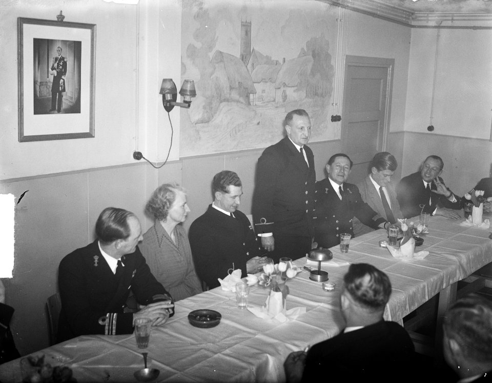 Afscheid_monteur_bij_Onderzeedienst_Rotterdam,_Bestanddeelnr_903-8966