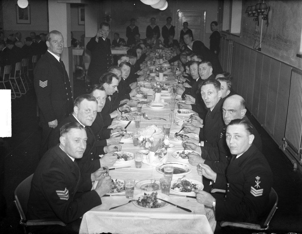 Afscheid_monteur_bij_Onderzeedienst_Rotterdam,_Bestanddeelnr_903-8970
