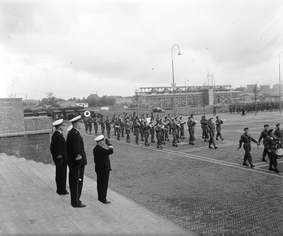 Afscheid_Admiraal_Helfrich_te_Rotterdam._Parade_mariniers,_Bestanddeelnr_903-0304