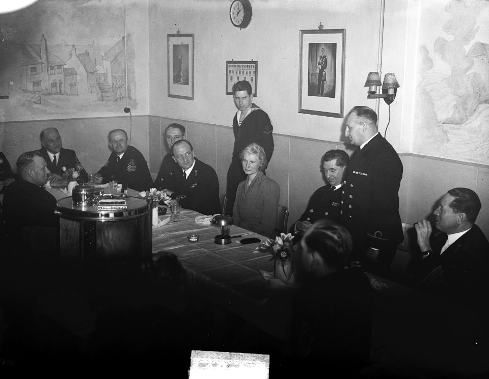 Afscheid_monteur_bij_Onderzeedienst_Rotterdam,_Bestanddeelnr_934-7036
