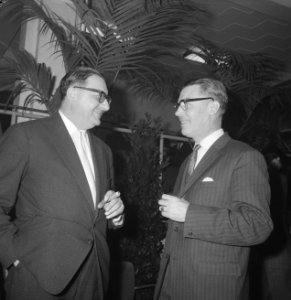 Afscheidsreceptie_in_Centraal_Bureau_voor_Huisvesting_._Nieuwe_directeur_A._J._G,_Bestanddeelnr_913-5995
