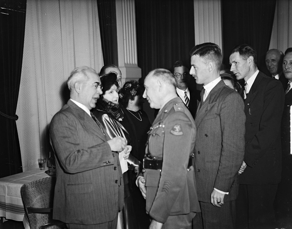 Afscheid_Amerikaans_Consul_te_Amsterdam_van_Wiegel,_Bestanddeelnr_903-7231