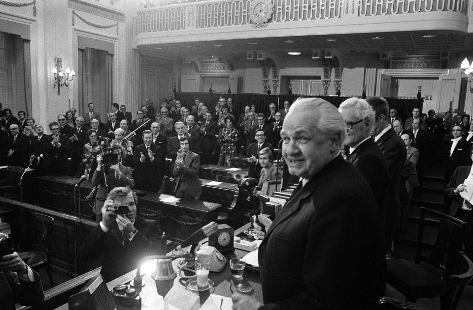 Afscheid_mr._Van_Thiel_als_voorzitter_van_Tweede_Kamer_ovatie_van_de_kamer_voor…,_Bestanddeelnr_926-0799
