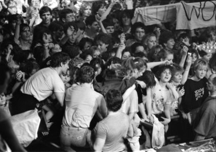 Afscheidsconcert_van_Doe_Maar_in_Den_Bosch_uitbundige_fans_tijdens_concert,_Bestanddeelnr_932-9339