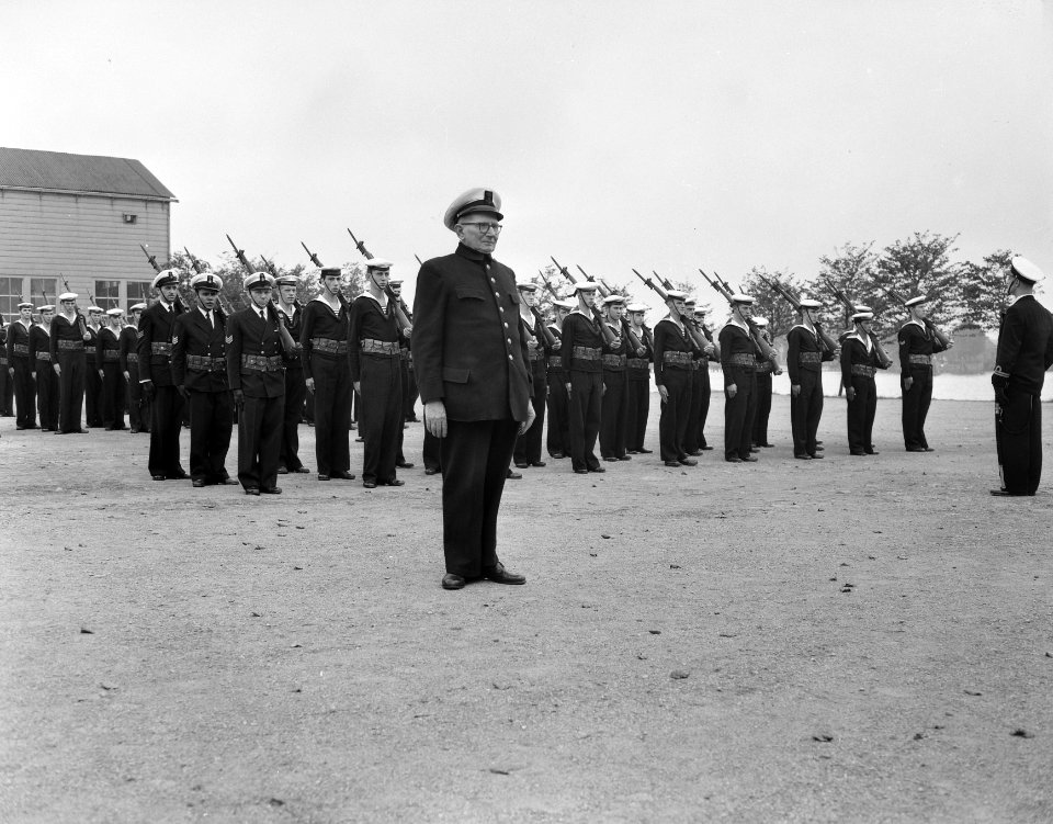 Afscheid_oudste_marineman_werkman_J_T_Jaske_marinekazerne_Amsterdam,_Bestanddeelnr_908-0269