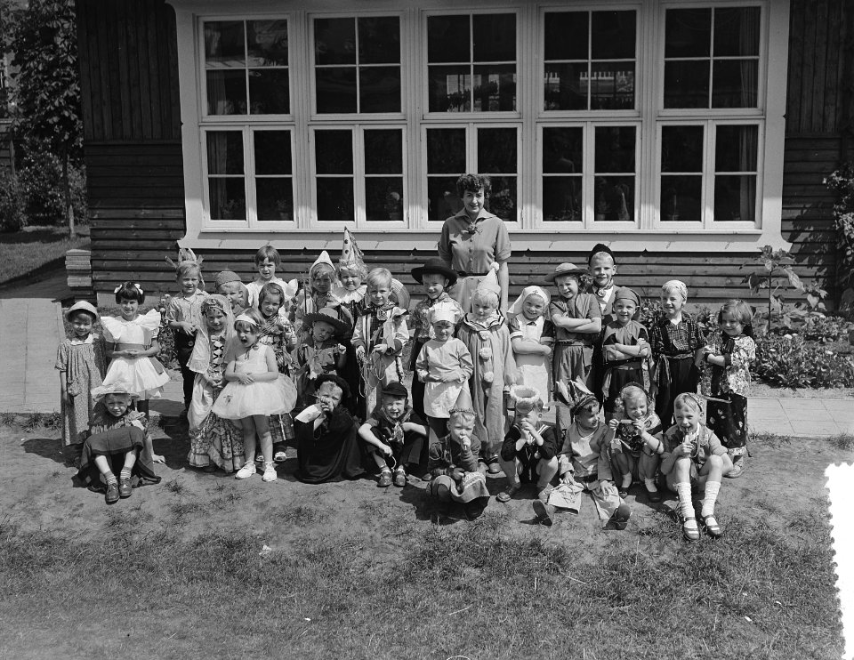 Afscheidsfeest_kinderen_Voorbereidende_school_Uiterwaardenstraat_(gekostumeerde),_Bestanddeelnr_906-5604