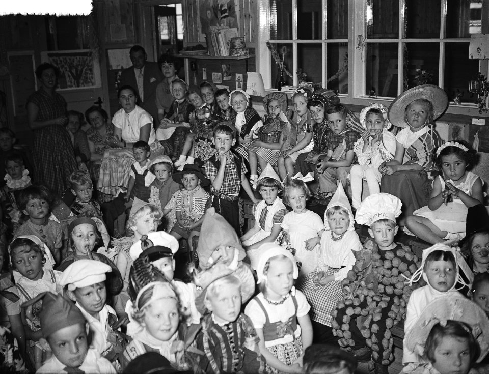 Afscheidsfeest_kinderen_Voorbereidende_school_Uiterwaardenstraat_(gekostumeerde),_Bestanddeelnr_906-5617