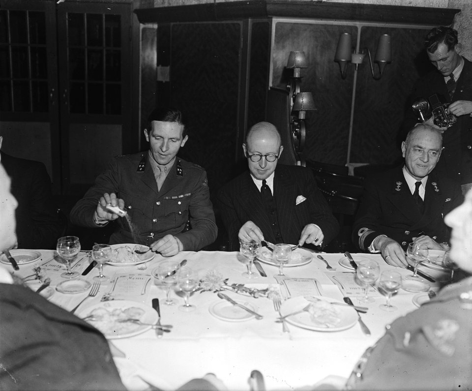 Afscheidsdiner_Militair_Gezag_voor_chef-staf_generaal_H.J._Kruls._In_het_midden_,_Bestanddeelnr_901-2038