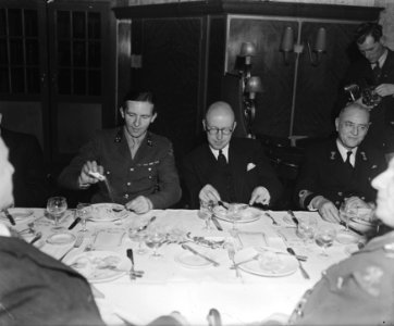 Afscheidsdiner_Militair_Gezag_voor_chef-staf_generaal_H.J._Kruls._In_het_midden_,_Bestanddeelnr_901-2038