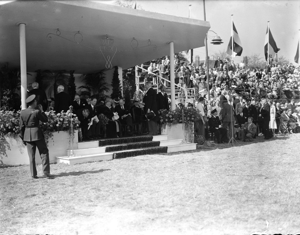 Afscheidshulde_van_de_Haagse_burgerij_Aubade_op_het_Malieveld_in_Den_Haag,_Bestanddeelnr_900-0007