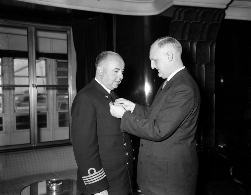 Afscheid_kapitein_Goedewagen_na_40_jaar_van_Willem_Ruys_met_nieuwe_opvolger_(kap,_Bestanddeelnr_907-0252