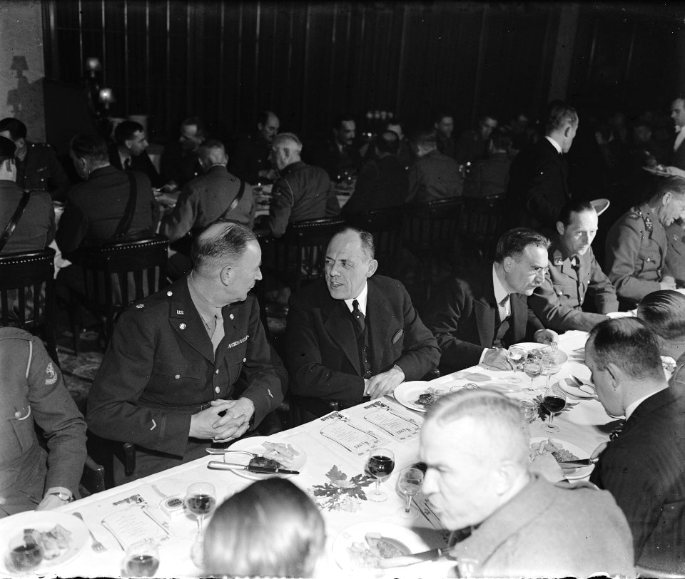 Afscheidsdiner_Militair_Gezag_voor_chef-staf_generaal_H.J._Kruls._Derde_van_link,_Bestanddeelnr_901-2040