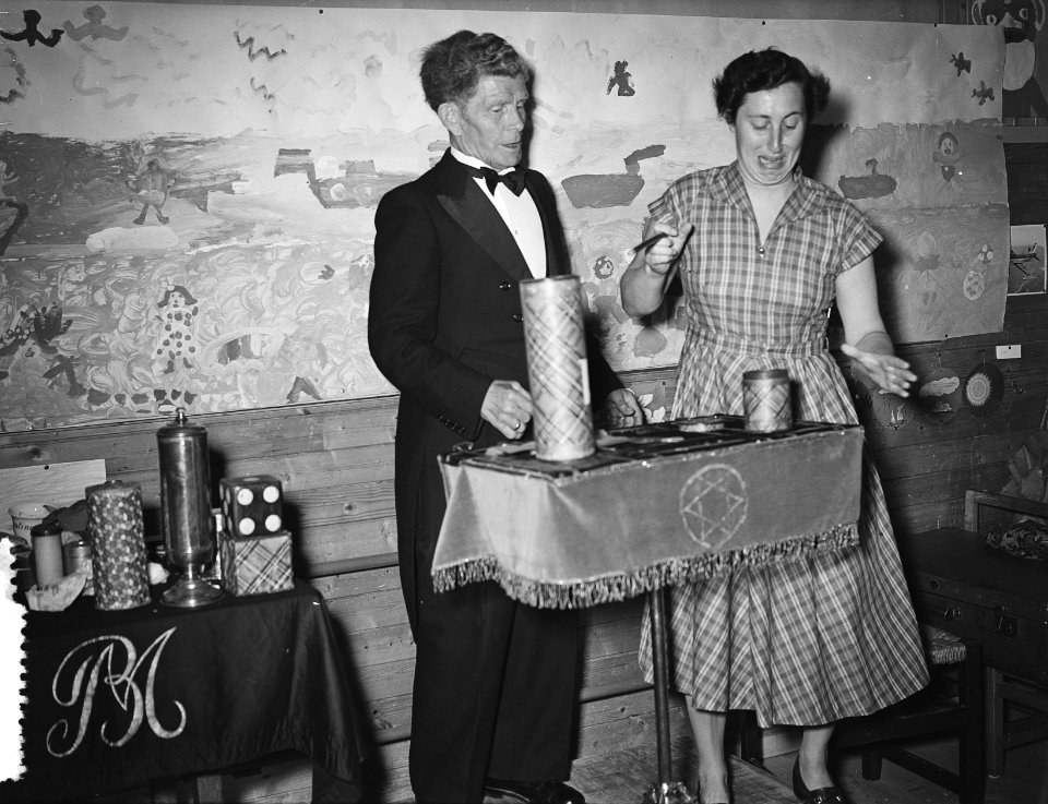 Afscheidsfeest_kinderen_Voorbereidende_school_Uiterwaardenstraat_(gekostumeerde),_Bestanddeelnr_906-5610