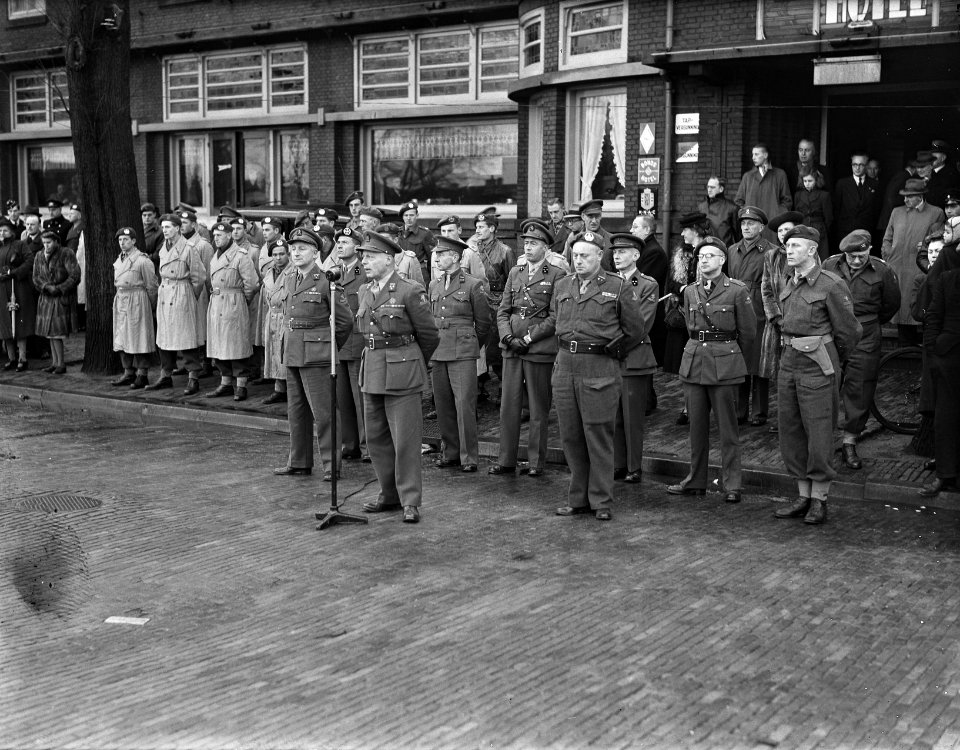 Afscheidsdefile_5e_en_9e_Regiment_Infanterie._Toespraak_van_kolonel_A.T.C._Opsom,_Bestanddeelnr_902-4745