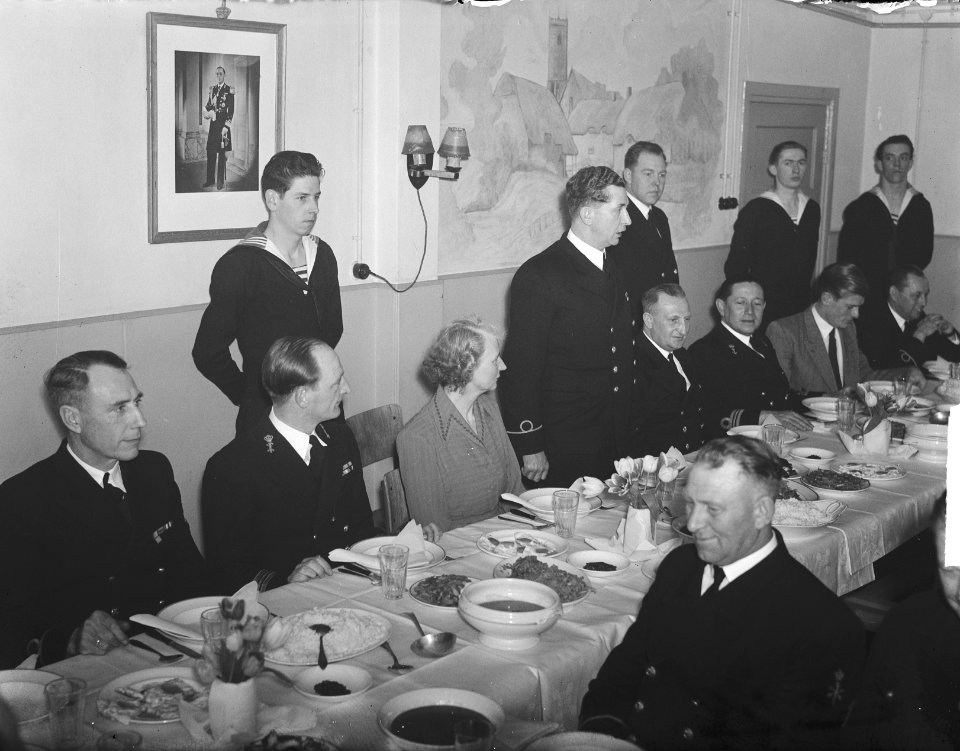 Afscheid_monteur_bij_Onderzeedienst_Rotterdam,_Bestanddeelnr_903-8965