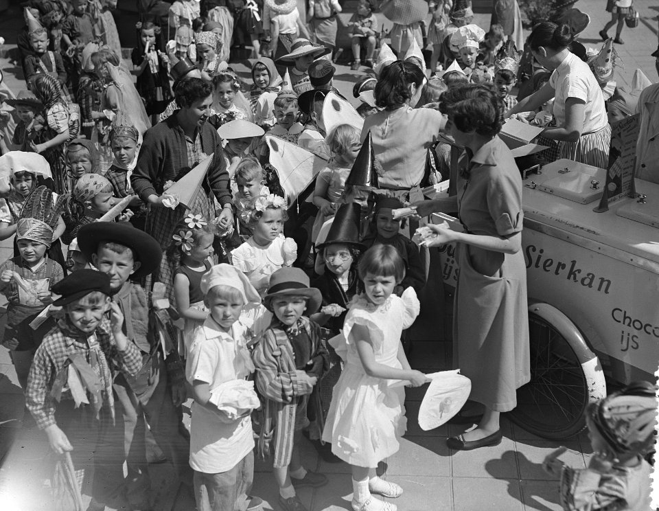 Afscheidsfeest_kinderen_Voorbereidende_school_Uiterwaardenstraat_(gekostumeerde),_Bestanddeelnr_906-5615