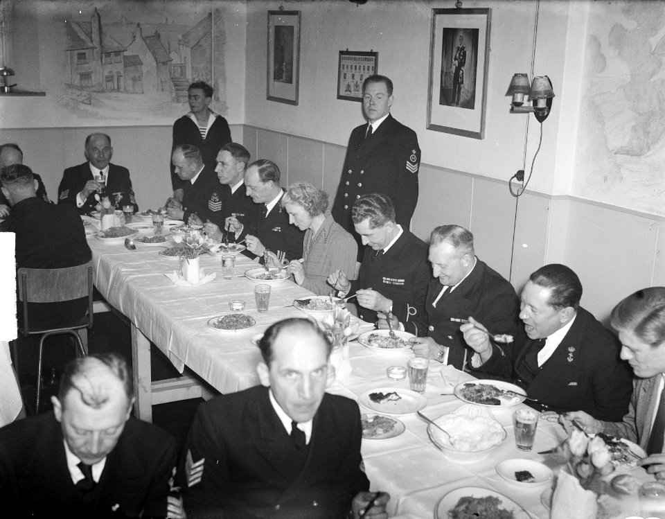 Afscheid_monteur_bij_Onderzeedienst_Rotterdam,_Bestanddeelnr_903-8971
