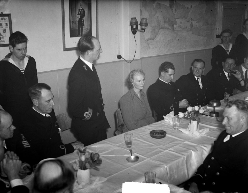 Afscheid_monteur_bij_Onderzeedienst_Rotterdam,_Bestanddeelnr_903-8967