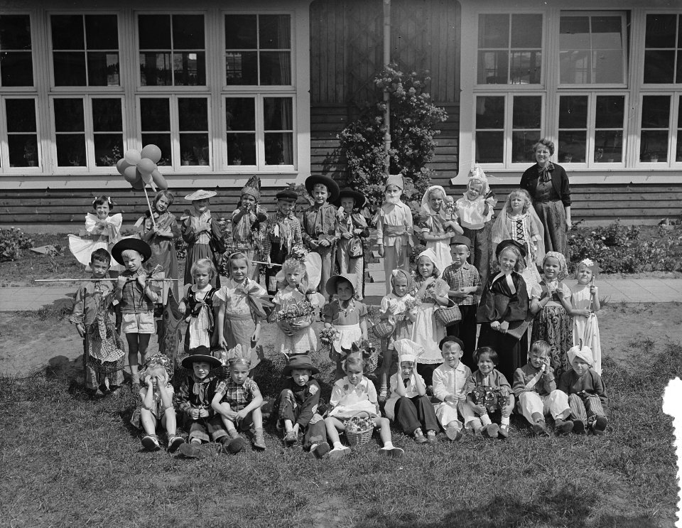 Afscheidsfeest_kinderen_Voorbereidende_school_Uiterwaardenstraat_(gekostumeerde),_Bestanddeelnr_906-5605
