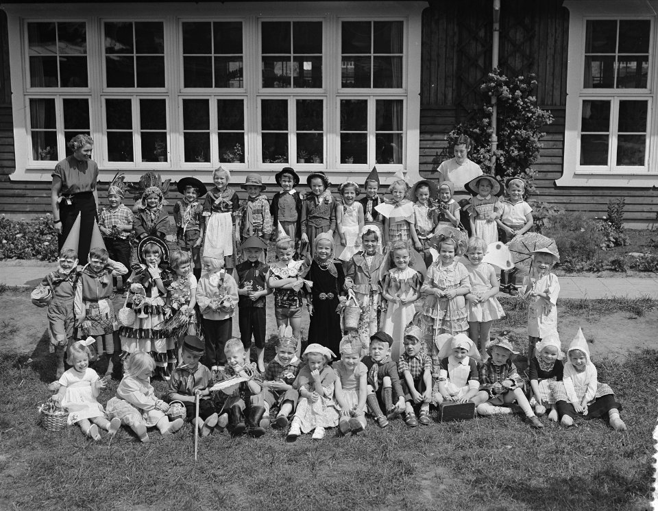Afscheidsfeest_kinderen_Voorbereidende_school_Uiterwaardenstraat_(gekostumeerde),_Bestanddeelnr_906-5602