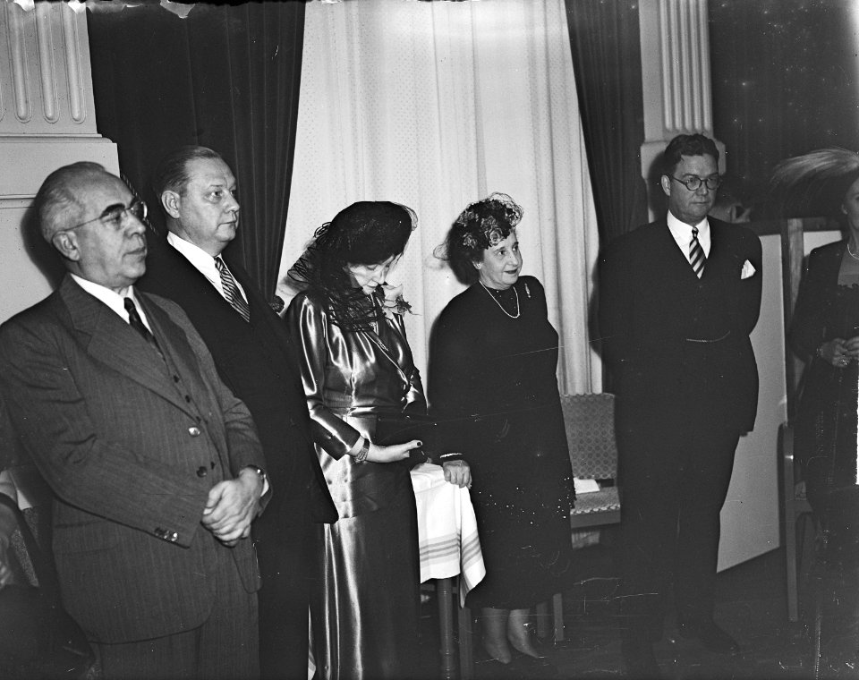 Afscheid_Amerikaans_Consul_te_Amsterdam_van_Wiegel,_Bestanddeelnr_903-7230