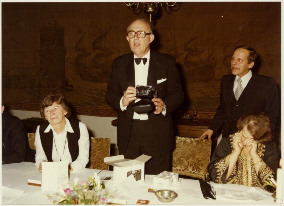 Afscheidsdiner_voor_wethouder_L.D._van_den_Berg_(CDA)_V.l.n.r._Mevr._Reehorst_en_L.D._van_den_Berg,_NL-HlmNHA_54014088_02