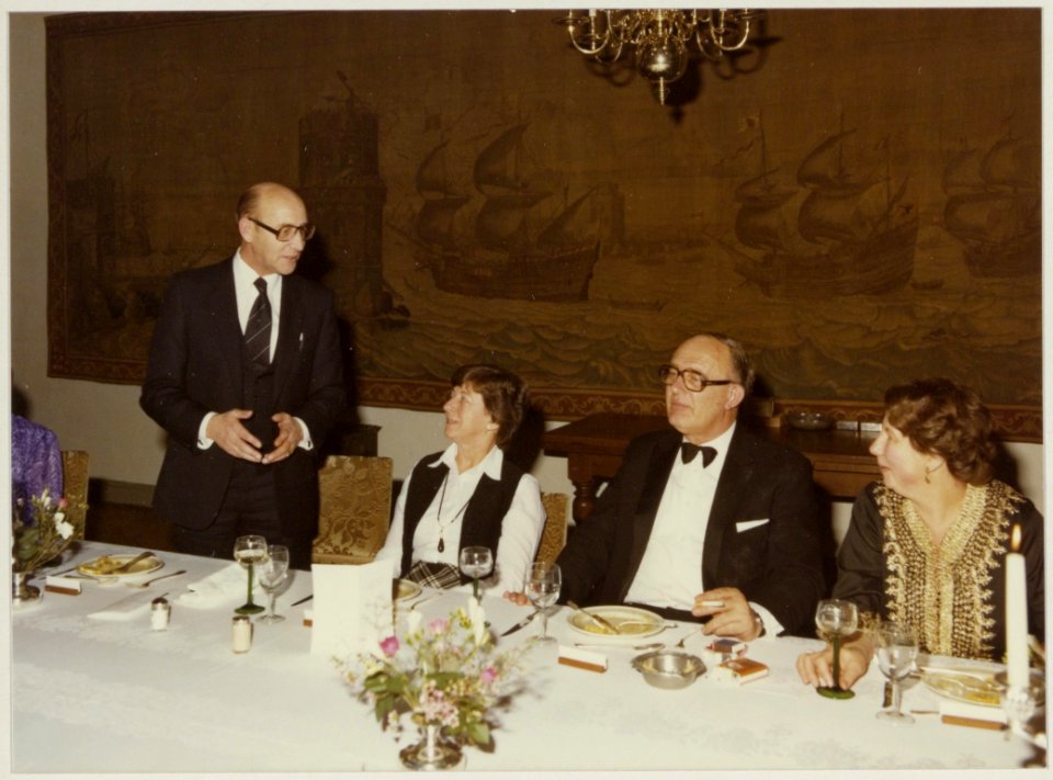 Afscheidsdiner_voor_wethouder_L.D._van_den_Berg_(CDA)_met_v.l.n.r._T._van_de_Water,_mevr._Reehorst_en_L.D._van_den_Berg,_NL-HlmNHA_54014093_01