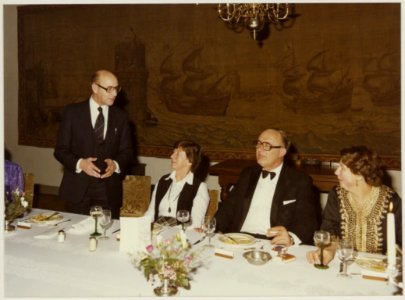 Afscheidsdiner_voor_wethouder_L.D._van_den_Berg_(CDA)_met_v.l.n.r._T._van_de_Water,_mevr._Reehorst_en_L.D._van_den_Berg,_NL-HlmNHA_54014093_01