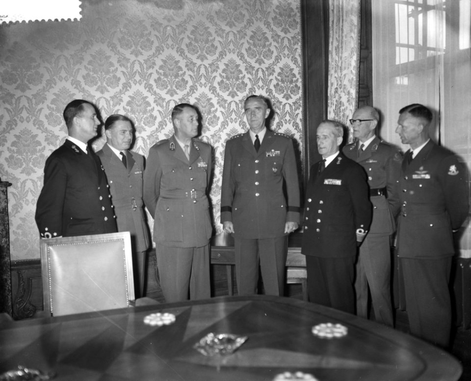 Afscheid_Amerikaanse_Generaal_Cortland_Renselaer_Schuyle_op_Ministerie_van_Defen,_Bestanddeelnr_910-7201