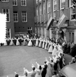Afrikaanse_volksdansers_bezoeken_Amsterdam_stadhuis,_Bestanddeelnr_905-7084
