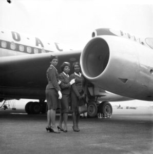 Afrikaanse_stewardessen_voor_het_eerst_op_Schiphol,_v.l.n.r._miss_O_Koro,_Fynch_,_Bestanddeelnr_914-4439