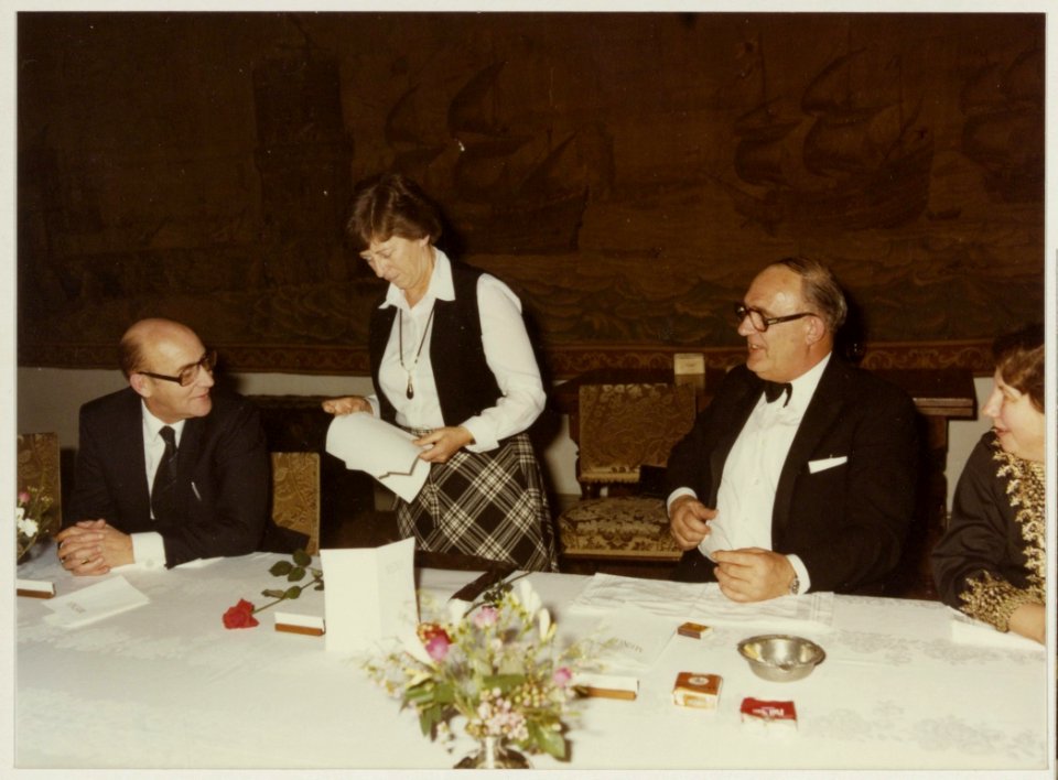 Afscheidsdiner_voor_wethouder_L.D._van_den_Berg_(CDA)_V.l.n.r._T._van_de_Water,_Mevr._Reehorst_en_L.D._van_den_Berg,_NL-HlmNHA_54014085_01