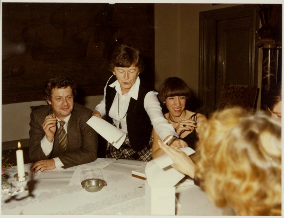 Afscheidsdiner_voor_wethouder_L.D._van_den_Berg._Links_W._Mensink_en_midden_mevr._Reehorst._NL-HlmNHA_54014086_02