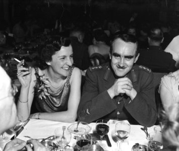 Afscheidsdiner_voor_luitenant-generaal_Simonds_van_het_2e_Canadese_Legerkorps.Ga,_Bestanddeelnr_901-2966