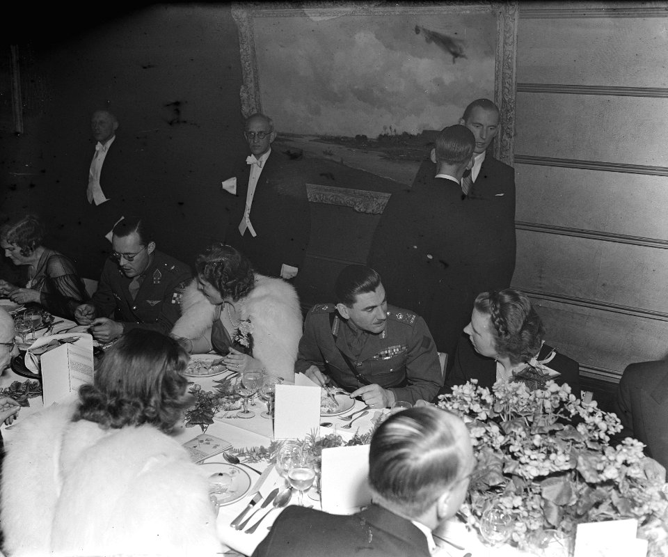 Afscheidsdiner_voor_de_Canadese_luitenant-generaal_G.G._(Guy_Granville)_Simonds_,_Bestanddeelnr_901-2410