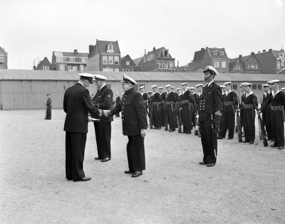 Afscheid_oudste_marineman,_Bestanddeelnr_908-0271