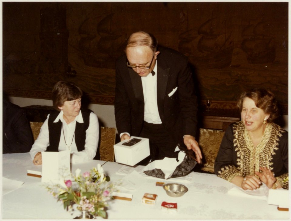 Afscheidsdiner_voor_wethouder_L.D._van_den_Berg_(CDA),_midden_met_links_mevr._Reehorst